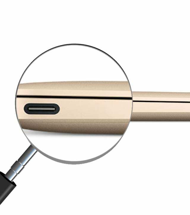 MacBook dan kaca pembesar pada port USB-C