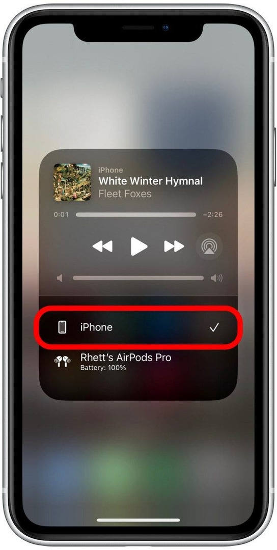 Pieskarieties iPhone, lai pārslēgtu audio izvadi uz tālruni.