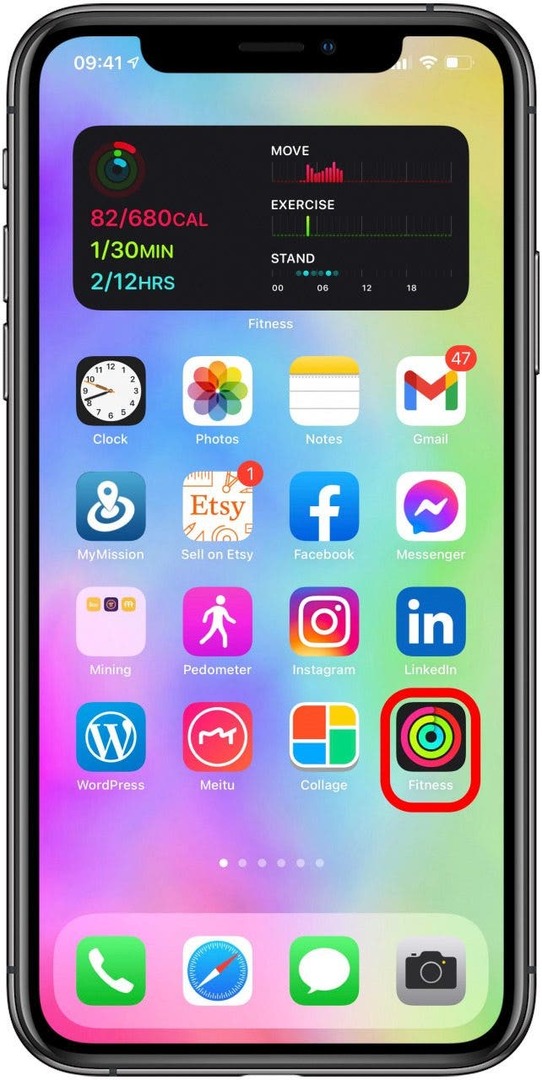 على هاتف iPhone ، افتح تطبيق Fitness.