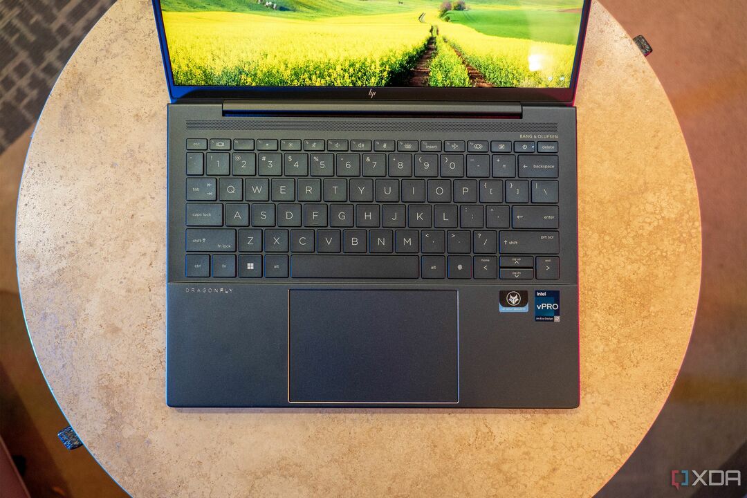 Vue de haut en bas du clavier bleu d'un ordinateur portable