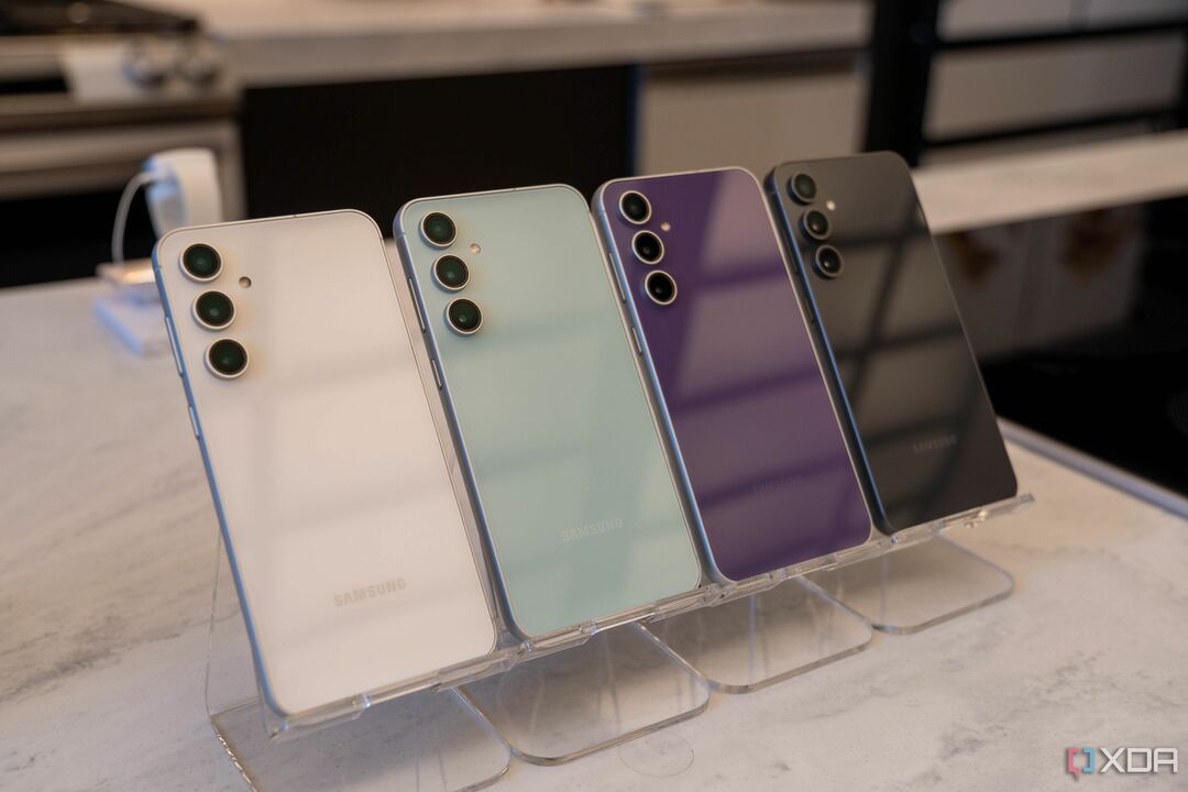 Line-up van Samsung Galaxy S23 FE-telefoons.