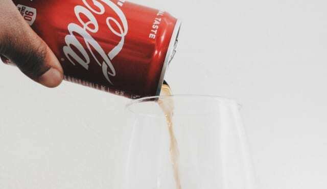 Coca Cola kaatuu lasiin