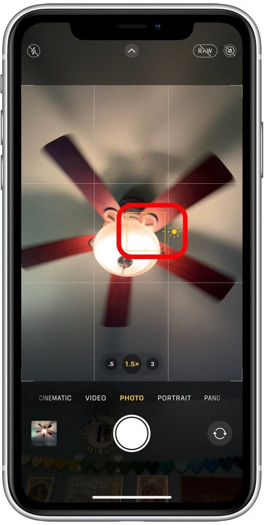 Торкніться об’єкта, щоб правильно сфокусуватися на iPhone 13 Pro.