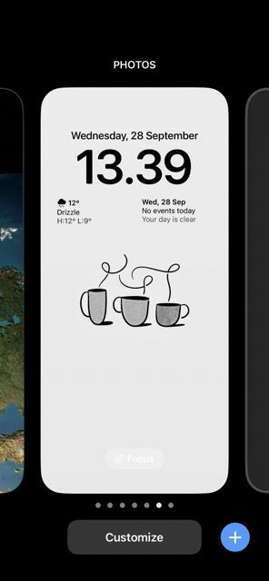 iOS 16 में अनुकूलित विकल्पों के साथ लॉक स्क्रीन दिखाने वाला स्क्रीनशॉट