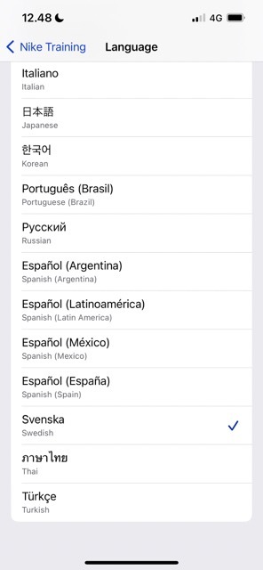 Captura de pantalla que muestra la lista de idiomas en Nike Training Club para iOS