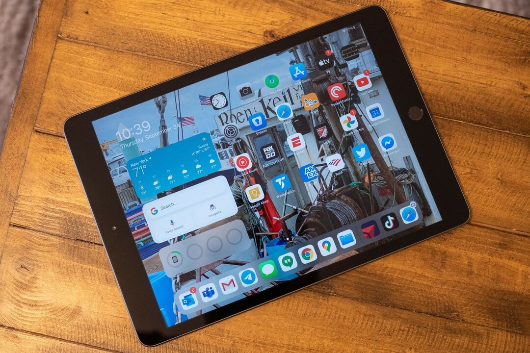 Das iPad 10.2 auf einem Tisch.