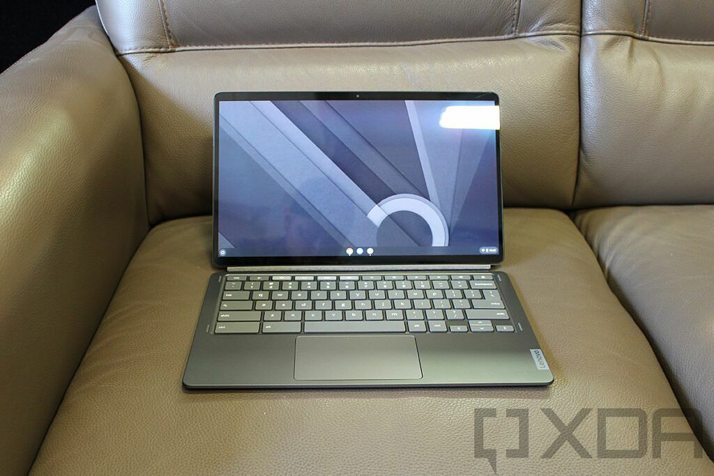 Lenovo Chromebook Duet 5 di atas bantalan sofa