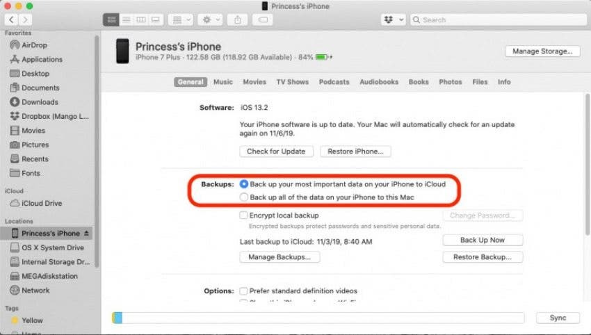 Prozor MacOS Findera koji prikazuje povezani iPhone, s označenim opcijama sigurnosne kopije