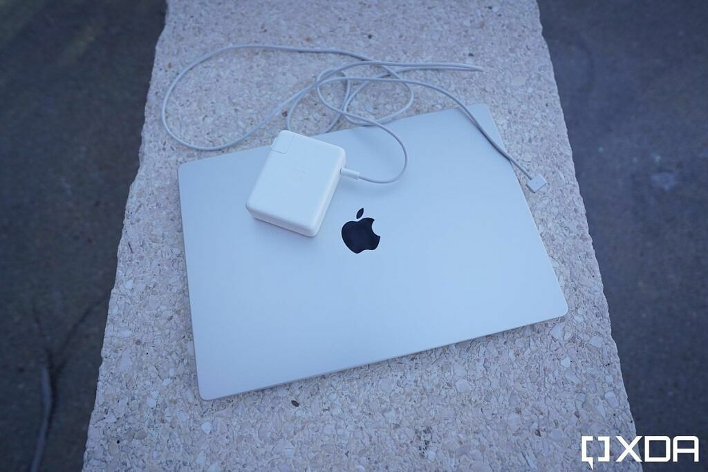 MacBook Pro mit seinem 140-W-Ladestein.