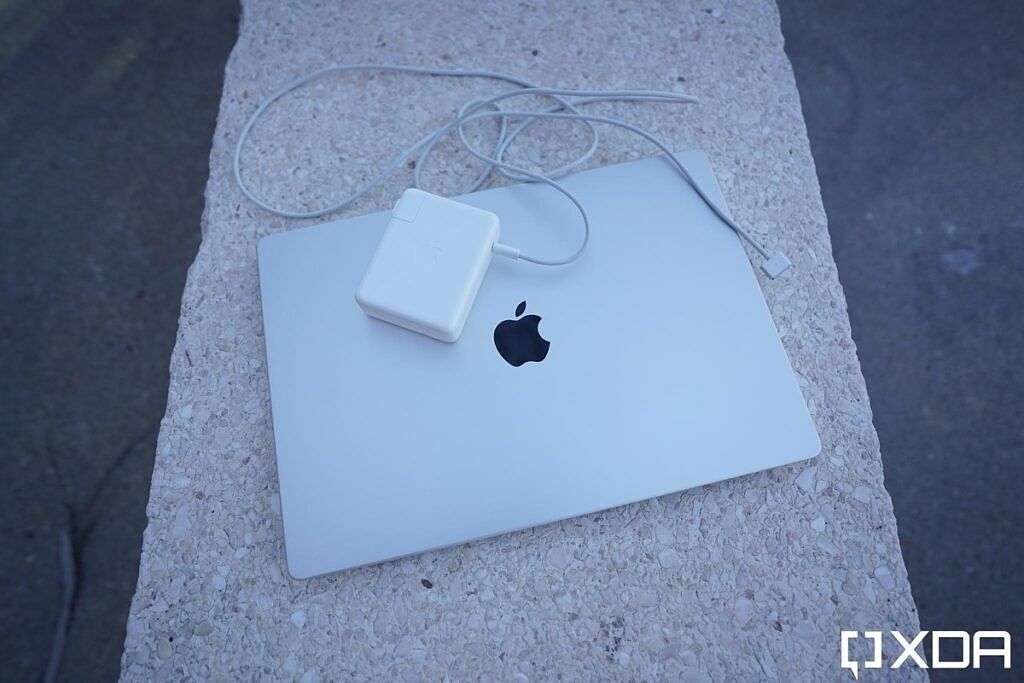 MacBook Pro თავისი 140W დამტენი აგურით.