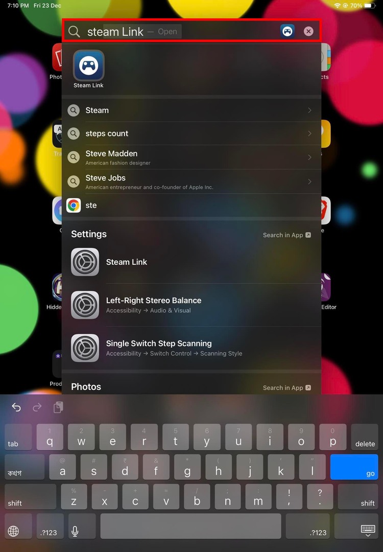 Hledání aplikací na vyhledávacím poli na domovské obrazovce iPadu