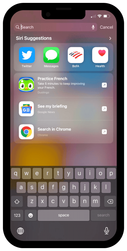 Ein iPhone 13-Bildschirm, der einen Benutzer zeigt, der mit Spotlight sucht und Ergebnisse von Chrome sieht.