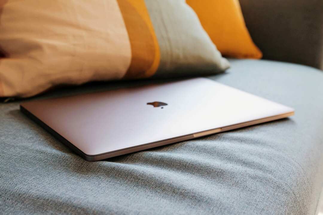 ოქროს MacBook Air Unsplash