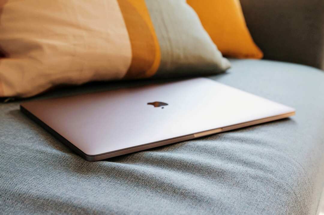 Златен MacBook Air Unsplash