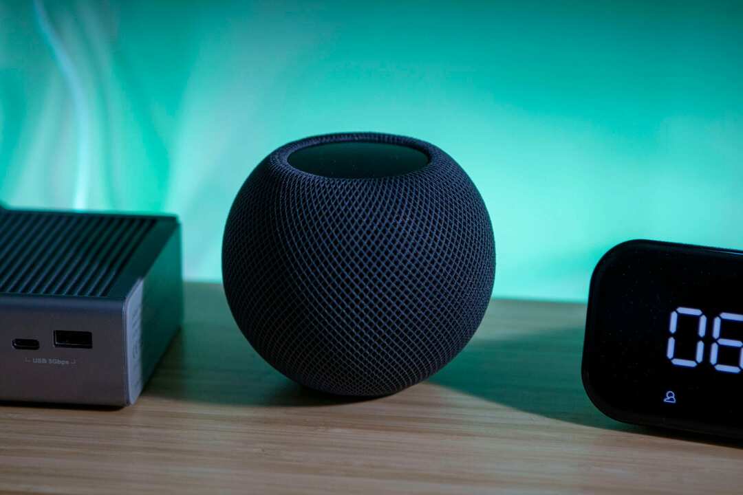 HomePod Mini på skrivebordet