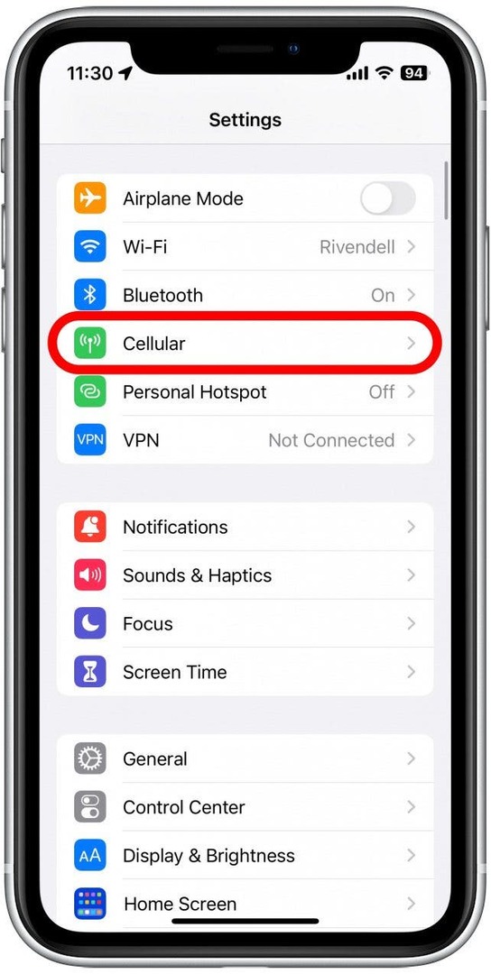 افتح تطبيق الإعدادات ، وانقر فوق Cellular.