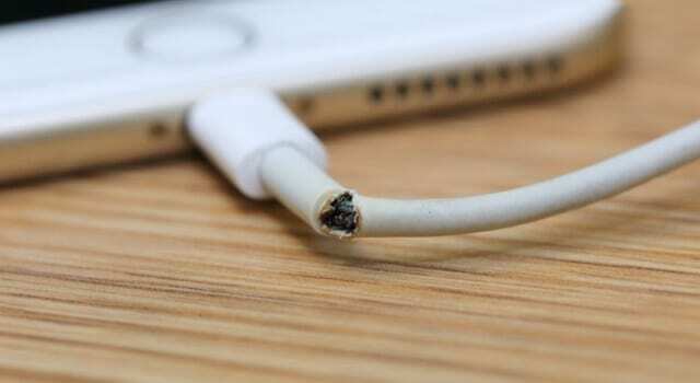 Roztřepený bleskový kabel v iPhone