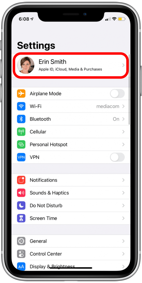 Bakstelėkite savo Apple ID profilį, kad patikrintumėte kontaktų sinchronizavimo nustatymus