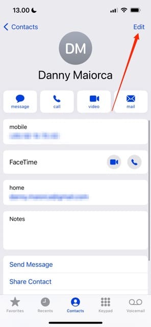 Zrzut ekranu pokazujący, jak edytować wizytówkę w telefonie iPhone