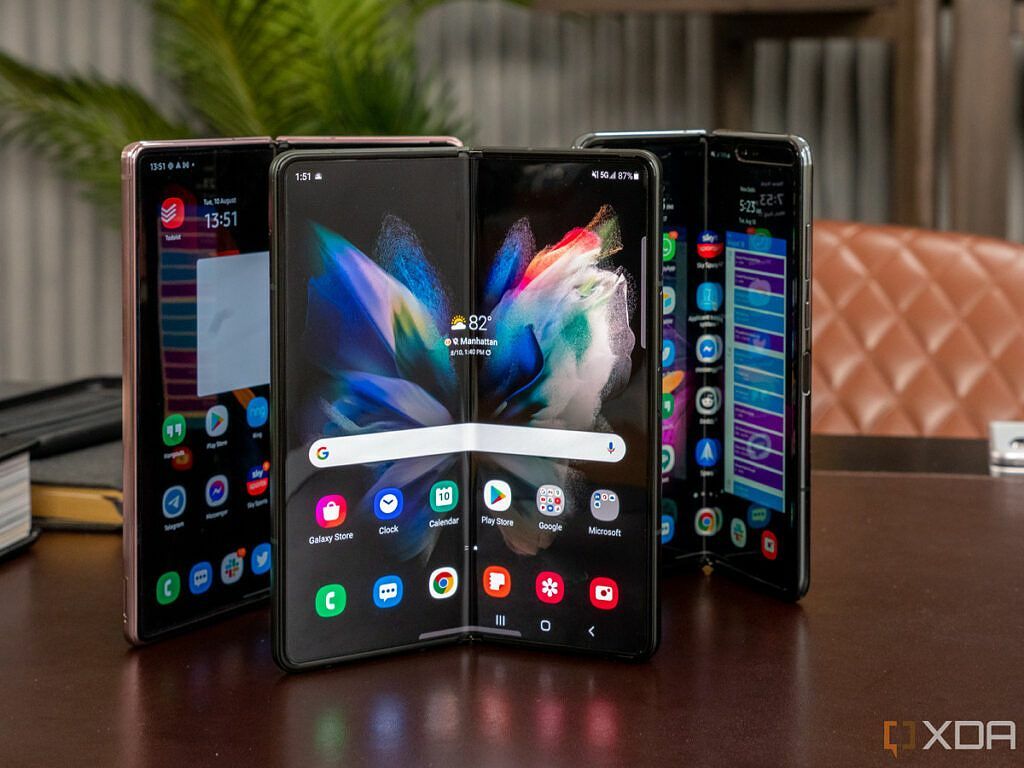 Vooraanzicht van de Samsung Galaxy Z Fold 3 met eerdere generaties