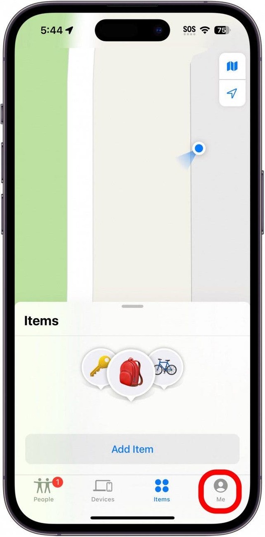 Вкладка «Найди мое приложение со мной» на iPhone обведена красным