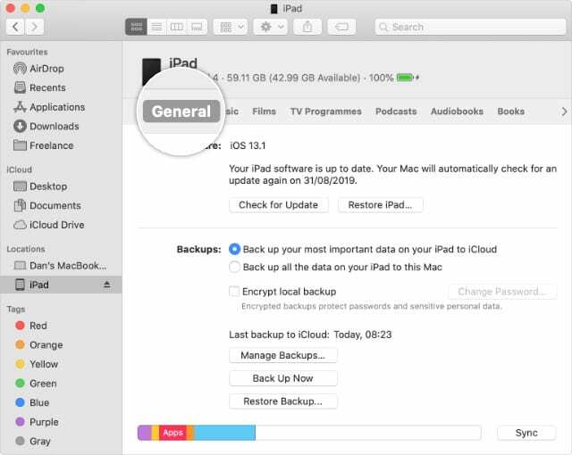 „Finder“ skirtukas „Bendra“, skirtas sinchronizuoti prijungtą „iPhone“ arba „iPad“ sistemoje „macOS Catalina“.