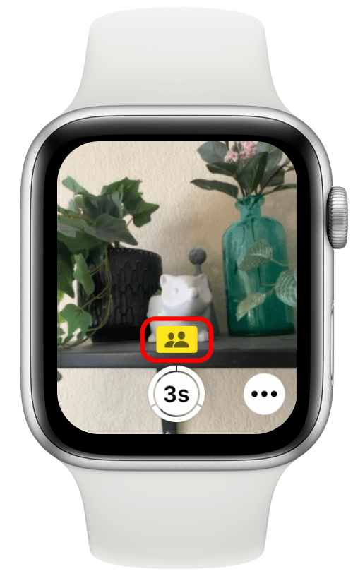 Screenshot van het scherm van de Apple Watch-camera-app met het pictogram van de gedeelde bibliotheek gemarkeerd