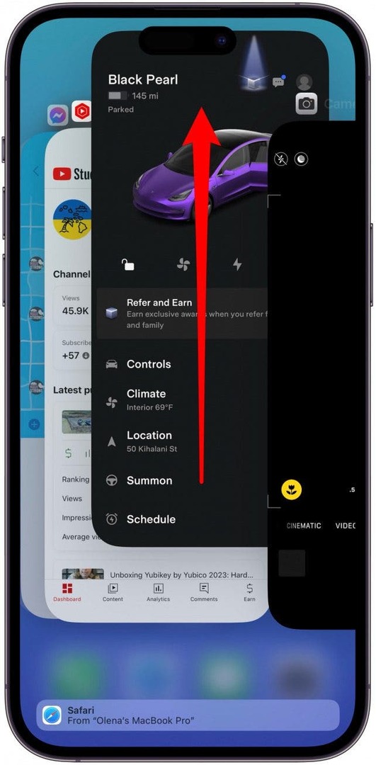 Luk og genåbn Tesla-appen ved at stryge op på din skærm for at komme til App Switcher, og stryg derefter op på den app, du vil lukke.