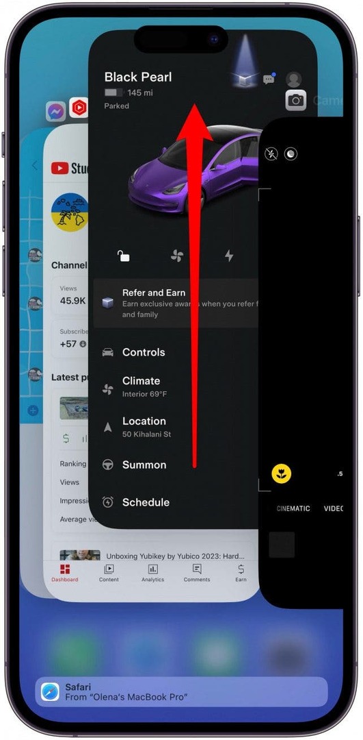 Κλείστε και ανοίξτε ξανά την εφαρμογή Tesla σύροντας προς τα πάνω στην οθόνη σας για να μεταβείτε στο App Switcher και, στη συνέχεια, σύρετε προς τα επάνω στην εφαρμογή που θέλετε να κλείσετε.