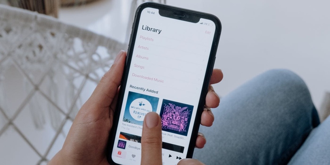 Fotka někoho, kdo používá Apple Music na svém smartphonu