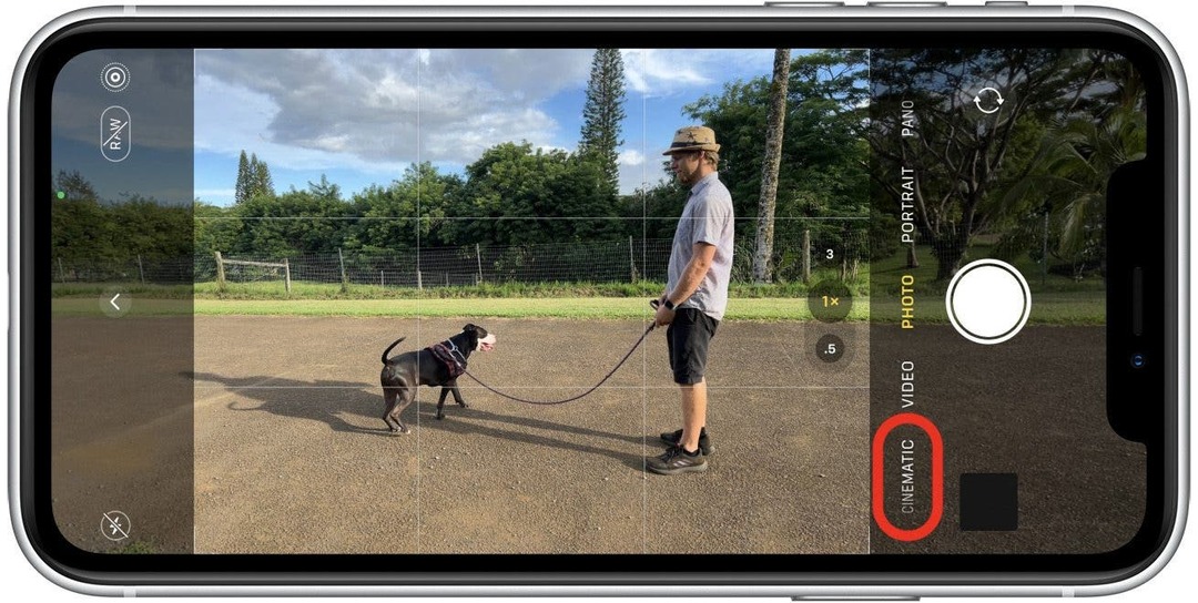 Tryk på CINEMATIC eller stryg fra standard FOTO, indtil du kommer til det - sådan optager du video med telefonen