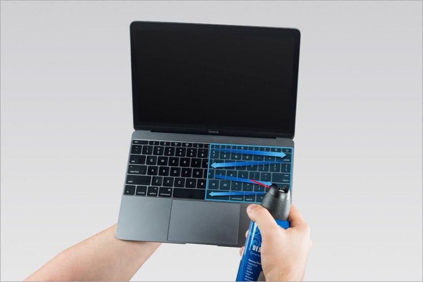 Vaizdas iš „Apple“ palaikymo – išvalykite klaviatūrą iš kairės į dešinę.