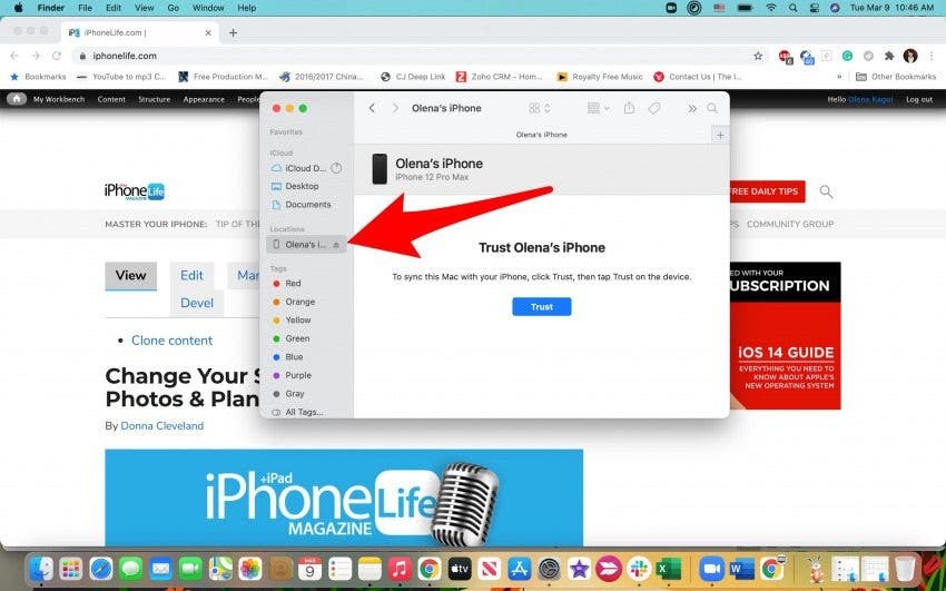 Finder'ı açın, telefonunuz kenar çubuğunu göstermelidir.