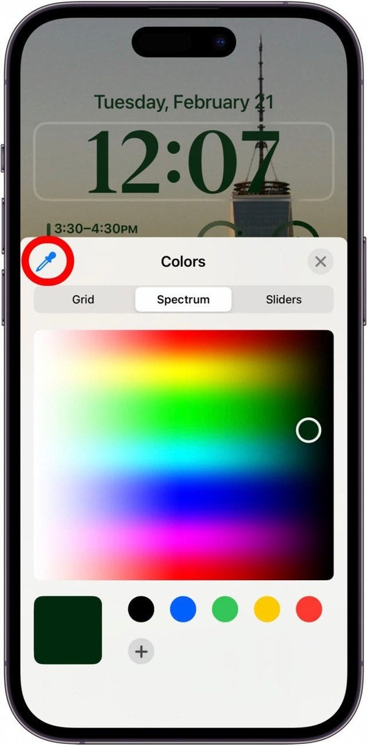 Varat arī pieskarties krāsas pilinātāja ikonai, lai izvēlētos krāsu no fona tapetes, lai pulksteņa krāsa labāk atbilstu.