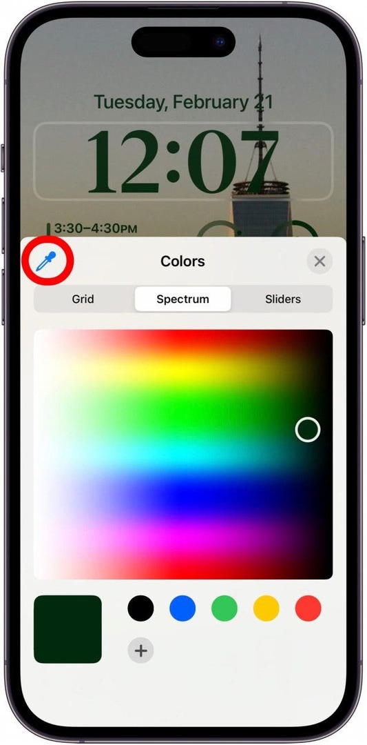 Możesz także stuknąć ikonę kroplomierza, aby wybrać kolor z tapety, aby lepiej pasował do koloru zegara.