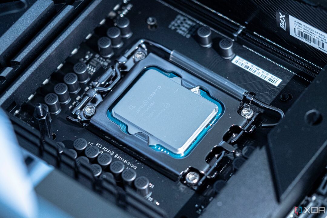 Intel i5-14600K în soclul procesorului unei plăci de bază