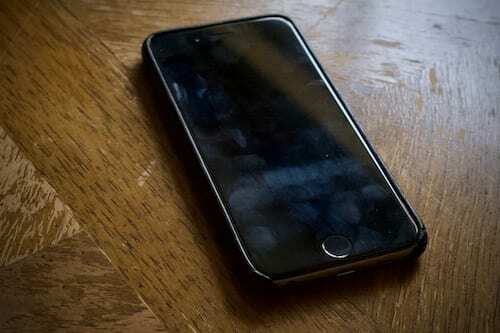 אייפון 6S עם טביעות אצבע היכן שהמקלדת תהיה.
