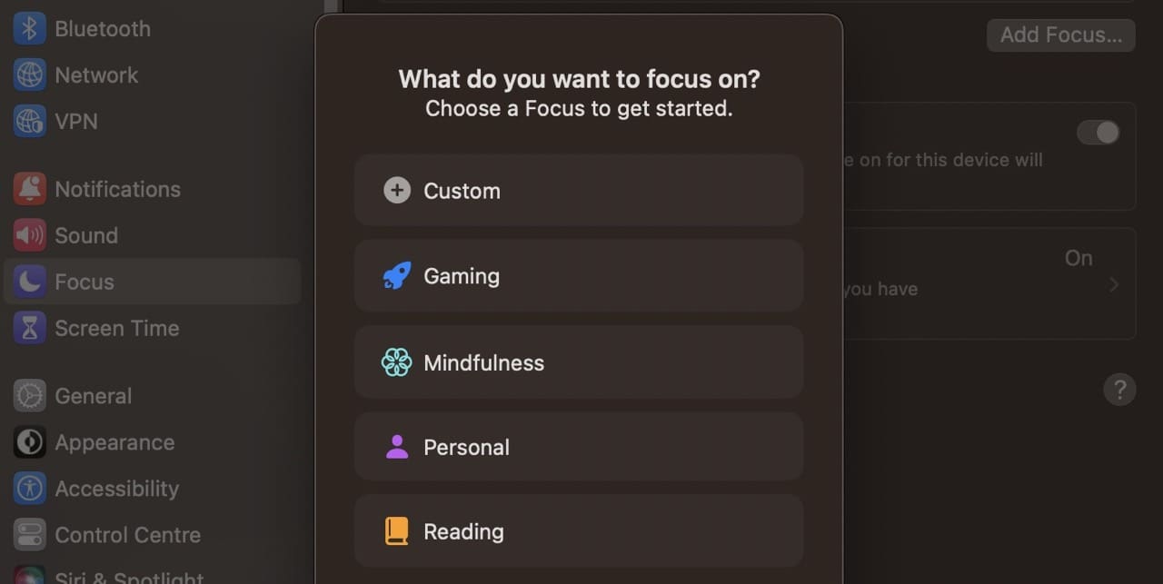 Skjermbilde som viser hvordan du velger en tilpasset fokusmodus i macOS