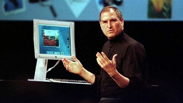 Steve Jobs CEO ของ Apple Inc แสดงท่าทางในระหว่างการสาธิตเวอร์ชันตัวอย่างของระบบปฏิบัติการ Mac OS X ใหม่ของ Apple ระหว่างการประชุม Worldwide Developers Conference 2000 ของ Apple ในเมืองซานโฮเซ่ รัฐแคลิฟอร์เนีย เมื่อวันที่ 15 พฤษภาคม พ.ศ. 2543 รูปถ่าย. จ็อบส์ ซึ่งนับว่าเป็นหนึ่งในซีอีโอชาวอเมริกันที่ยิ่งใหญ่ที่สุดในยุคของเขา เสียชีวิตเมื่อวันที่ 5 ตุลาคม 2554 ตอนอายุ 56 ปี หลังจากการต่อสู้กับโรคมะเร็งและปัญหาสุขภาพอื่นๆ ในที่สาธารณะเป็นเวลานานหลายปี REUTERSLou DematteisFiles (สหรัฐอเมริกา - แท็ก: OBITUARY BUSINESS SCIENCE โปรไฟล์)