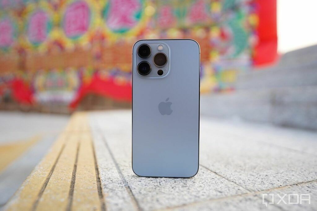 iPhone 13 Pro ლურჯში, პირდაპირ დგას