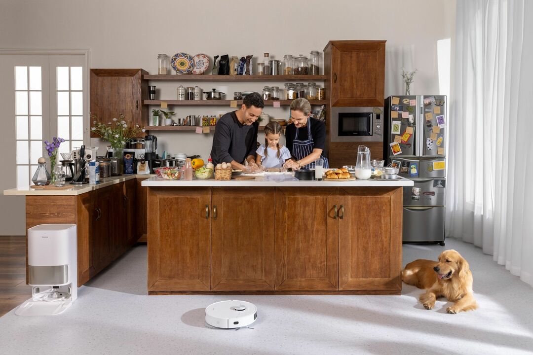 Keluarga di dapur mereka dengan ubin pembersih DreameBot L10S Ultra