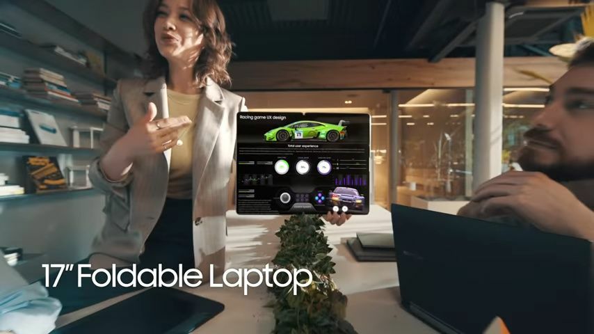 Samsung Display 17-inch opvouwbare laptop in de hand gehouden