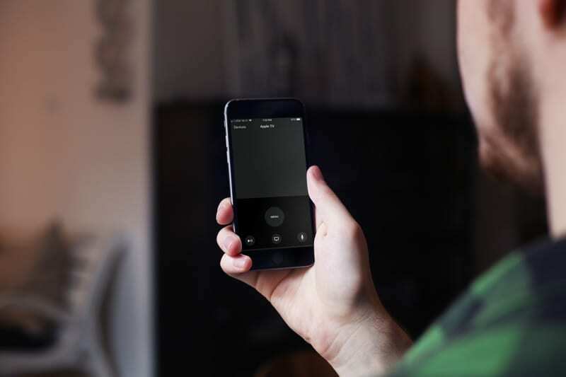 Aplikace Apple TV Remote na obrazovce iPhone