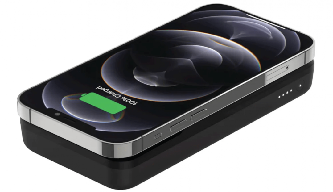 iPhone op een Belkin BOOSTCHARGE magnetische draagbare draadloze oplader 10K.