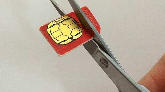 قطع بطاقة SIM بالمقص