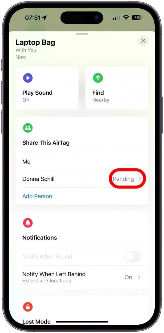 Em Share This AirTag, você verá agora o(s) contato(s) que você convidou; ele dirá 'Pendente' até que eles aceitem.
