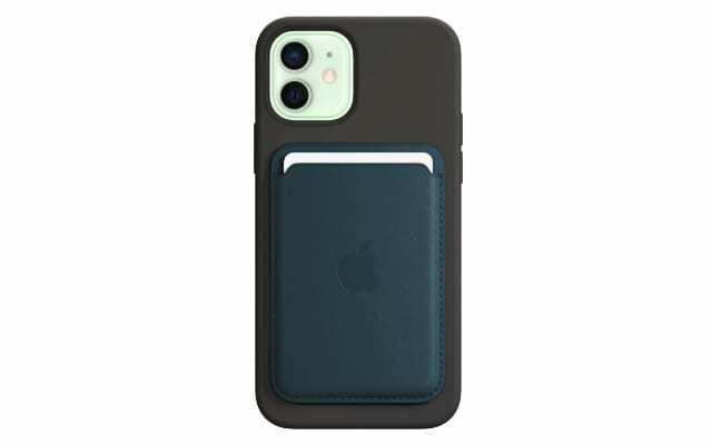 Apple Leather Wallet aan de achterkant op een iPhone 12 met een MagSafe-hoesje