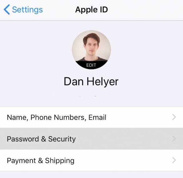 ऐप्पल आईडी सेटिंग्स में पासवर्ड और सुरक्षा विकल्प