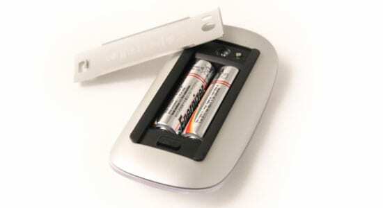 „Magic Mouse“ baterijas reikia pakeisti, jei ji neveikia su „iPad“.
