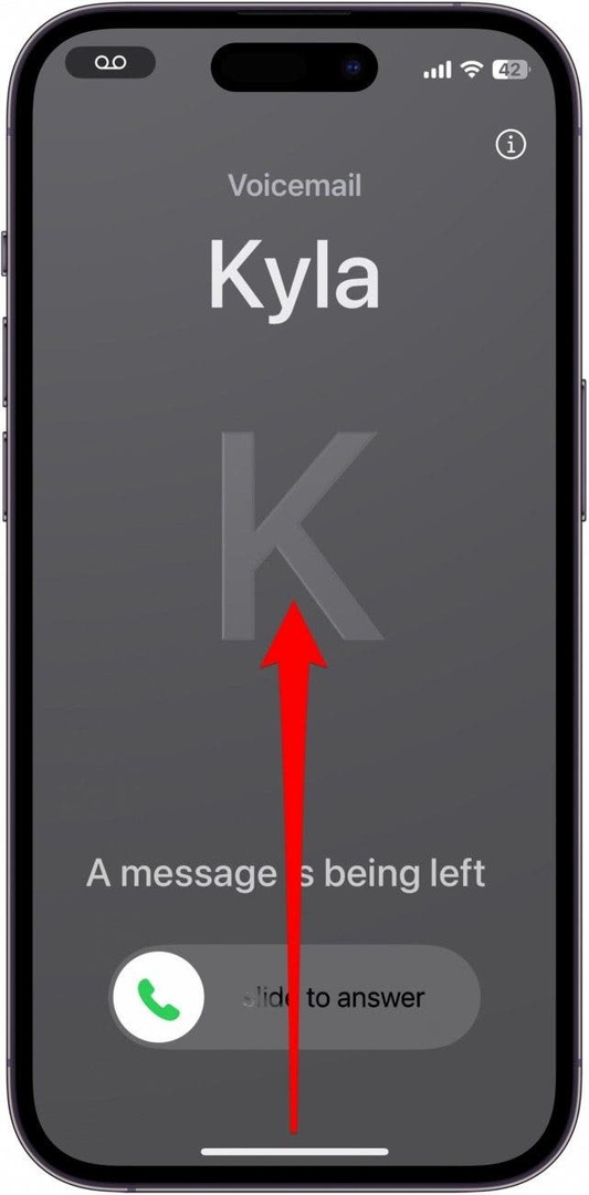 iPhone इनकमिंग कॉल स्क्रीन पर होम बार से ऊपर की ओर इशारा करते हुए एक लाल तीर ऊपर की ओर स्वाइप करने का संकेत देता है